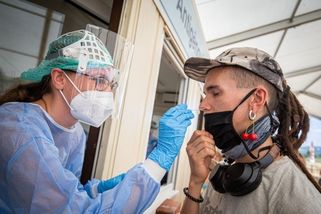 Aplikace Tečka má lidem umožnit normální život, pravda je ale jinde. Víme, jaké jsou v ní chyby - Přehledně 24